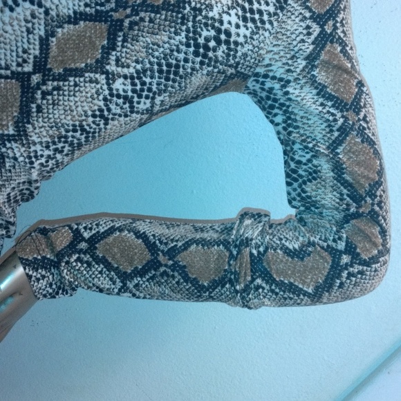 Daisy snakeskin body with open v-neck lining open breast size medium - Picture 7 of 12